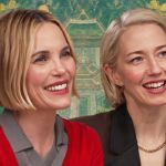 “She’s Not Being Upfront About How Her Life Is Really Going”: ‘The White Lotus’ Leslie Bibb and Carrie Coon on Keeping Up Appearances