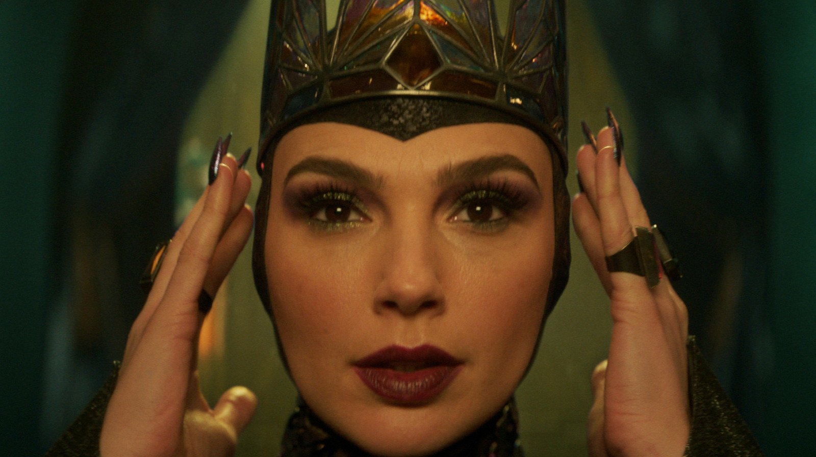 Snow White's Evil Queen Works On Paper, But Gal Gadot's Performance Is A Disaster - SlashFilm