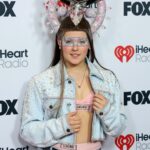 iHeartRadio Music Awards 2025: JoJo Siwa Reveals Her Mom Made Her Massive Headpiece for Red Carpet - E! Online