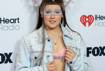 iHeartRadio Music Awards 2025: JoJo Siwa Reveals Her Mom Made Her Massive Headpiece for Red Carpet - E! Online