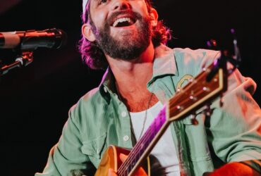 Thomas Rhett Leaves Concert in a Wheelchair After Injuring Ankle