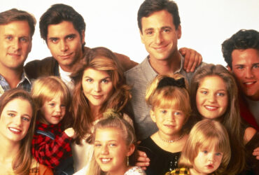 FULL HOUSE, top, from left: Dave Coulier, John Stamos, Bob Saget, Scott Weinger, bottom, from left: Andrea Barber, Blake Tuomy-Wilhoit, Lori Loughlin, Jodie Sweetin, Mary-Kate Olsen, Dylan Tuomy-Wilhoit, Candace Cameron Bure, 1993, 1987-1995. ph: Bob D'Amico /© ABC /Courtesy Everett Collection