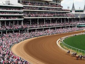 LOUISVILLE, KENTUCKY - MAY 02: The field heads into the first turn during an undercard race ahead of the Kentucky Oaks at Churchill Downs on May 02, 2025 in Louisville, Kentucky. (Photo by Maddie Meyer/Getty Images)